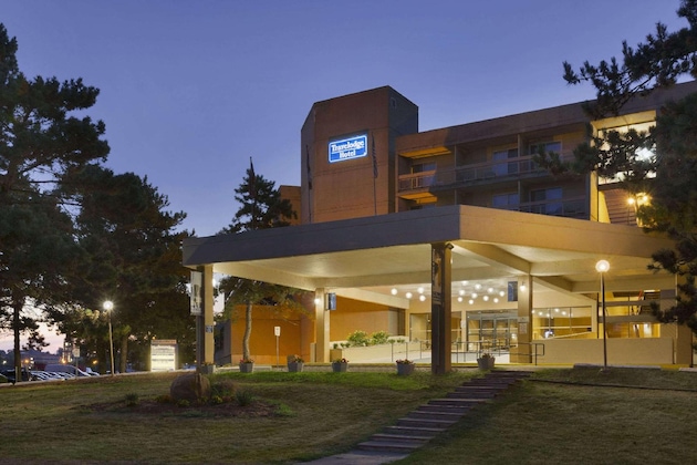 Gallery - Ramada By Wyndham Belleville Harbourview Conference Center