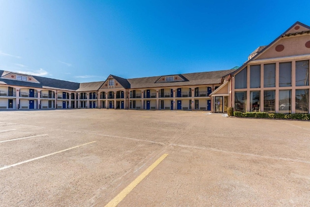 Gallery - Econo Lodge Inn & Suites