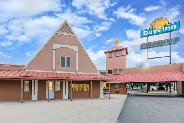 Gallery - Days Inn By Wyndham San Antonio Splashtown Att Center