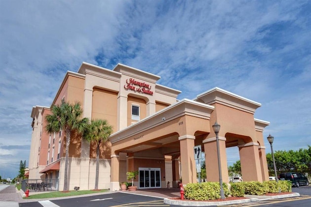 Gallery - Hampton Inn & Suites Cape Coral