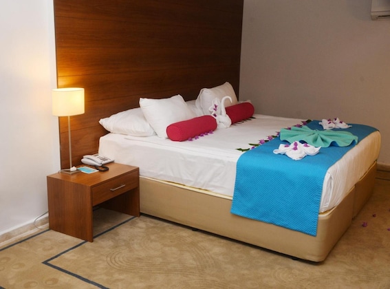 Gallery - Marti Myra - All Inclusive