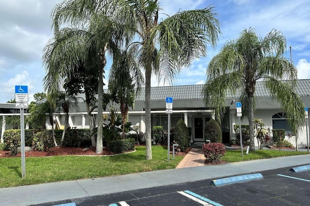 Gallery - Ramada By Wyndham Cocoa