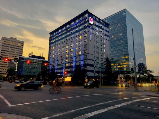 Gallery - Coast Calgary Downtown Hotel & Suites By Apa