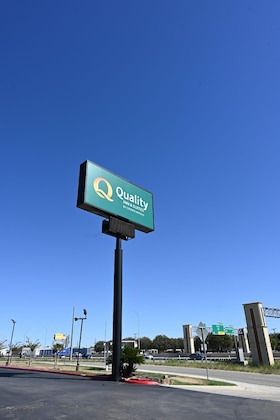 Gallery - Quality Inn & Suites I-35 Near Att Center