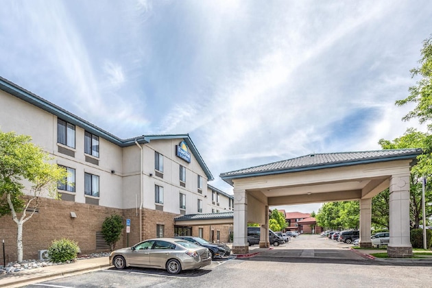 Gallery - Days Inn & Suites By Wyndham Denver International Airport