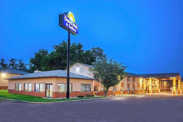 Gallery - Days Inn & Suites By Wyndham Waterloo