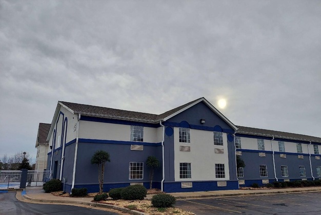 Gallery - Days Inn & Suites By Wyndham Huntsville