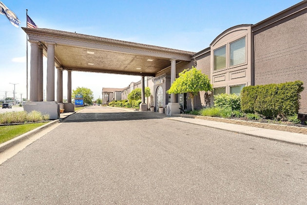 Gallery - Days Inn & Suites By Wyndham Roseville Detroit Area