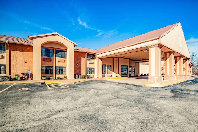 Gallery - Clarion Pointe Marshall