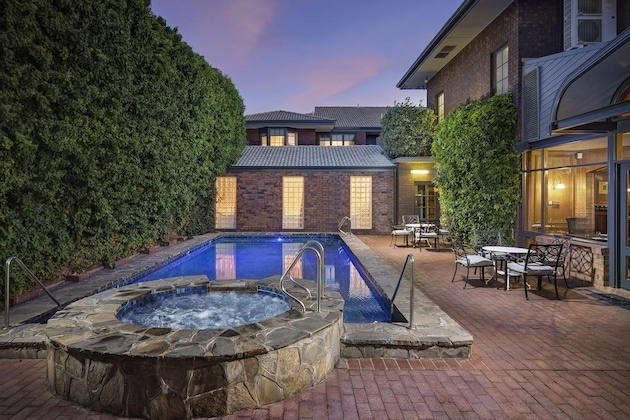 Gallery - Adelaide Inn