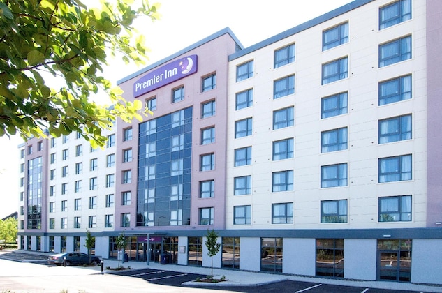Gallery - Premier Inn London Gatwick Manor Royal