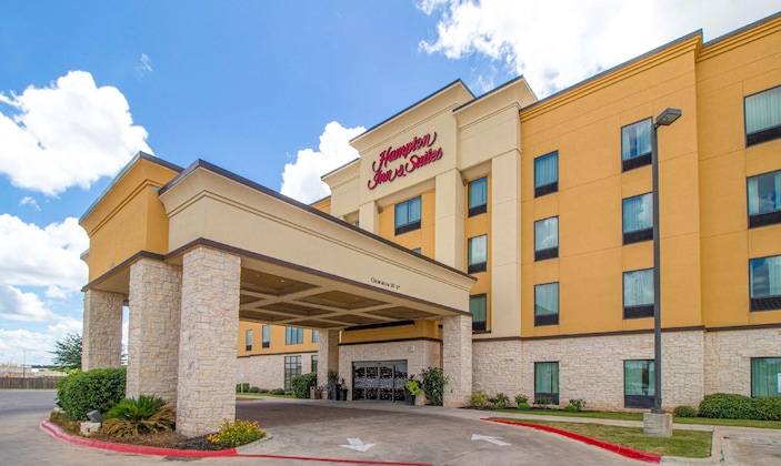 Gallery - Hampton Inn & Suites Bastrop