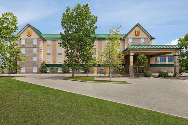 Gallery - Super 8 By Wyndham Calgary Shawnessy Area