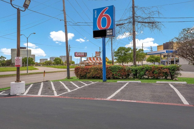Gallery - Motel 6 Dallas - Market Center