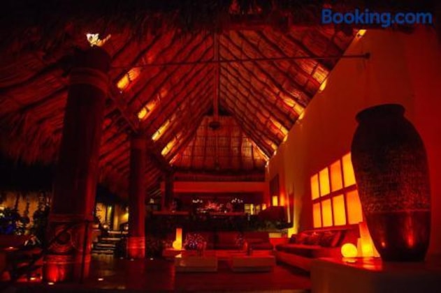 Gallery - Tentaciones Hotel & Lounge Pool