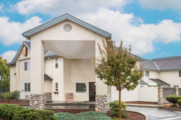 Gallery - Super 8 By Wyndham Cloverdale