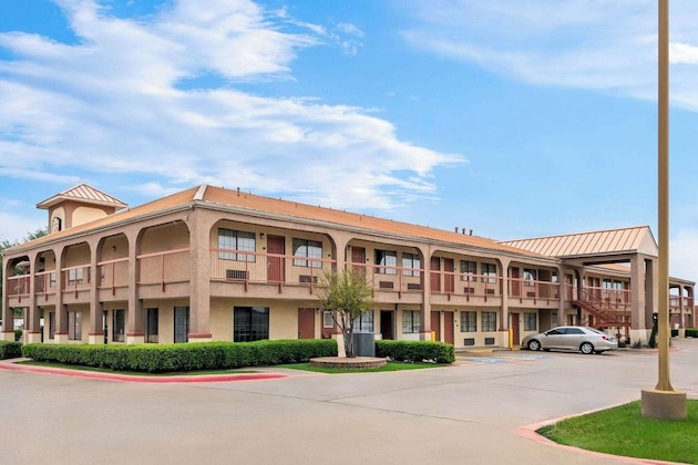 Gallery - Super 8 By Wyndham Grand Prairie Southwest