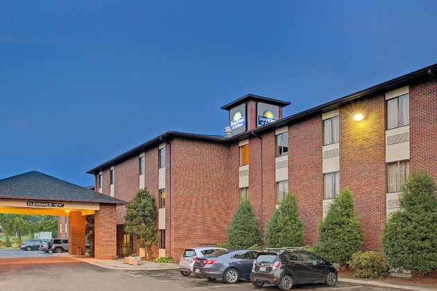 Gallery - Days Inn & Suites By Wyndham Hickory