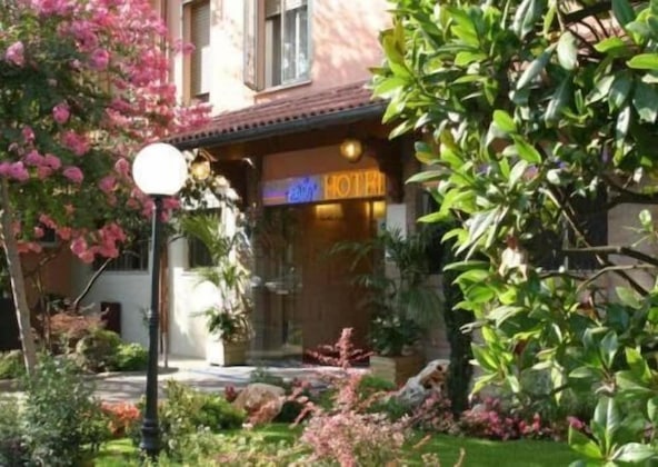 Gallery - Air Hotel