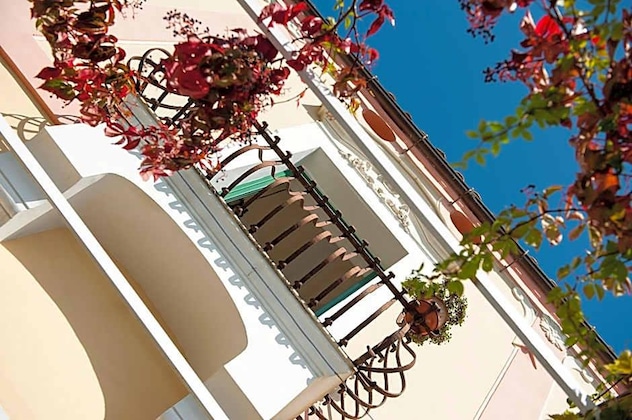 Gallery - Albergo California