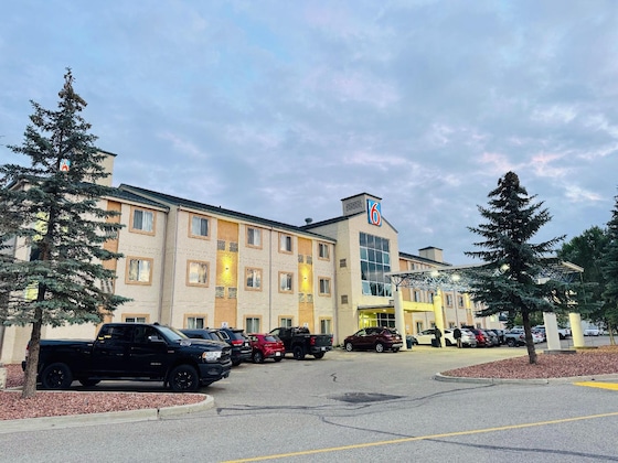 Gallery - Motel 6 Red Deer