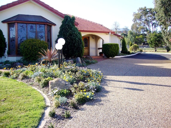 Gallery - Mcnevin's Warwick Motel