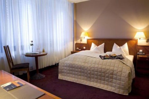 Gallery - Ross Hotel