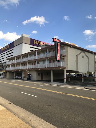 Gallery - Red Carpet Inn & Suites