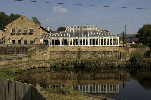 Gallery - Premier Inn Halifax South