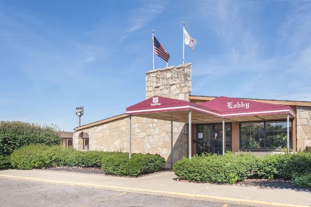 Gallery - Knights Inn Maumee