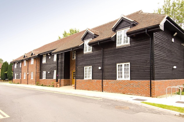 Gallery - Premier Inn Woking West (A324)