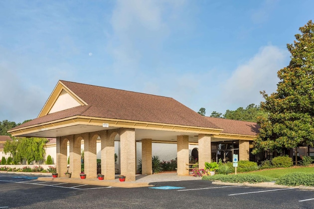 Gallery - Days Inn & Conf Center By Wyndham Southern Pines Pinehurst