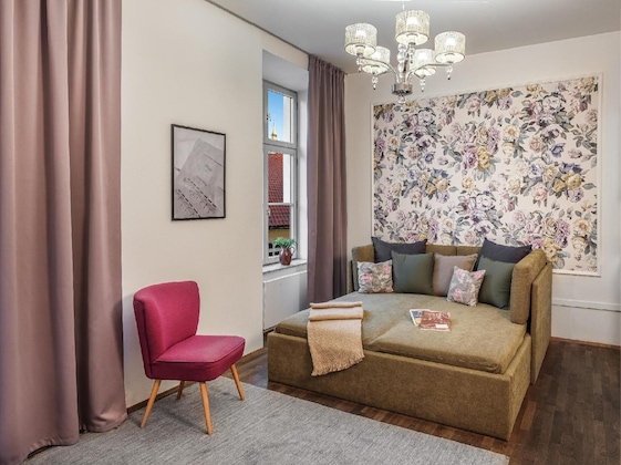 Gallery - 4 Arts Apartments By Adrez Living