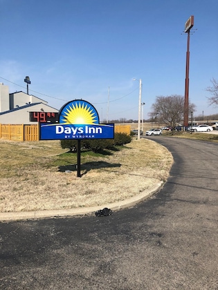 Gallery - Days Inn & Suites By Wyndham Caseyville