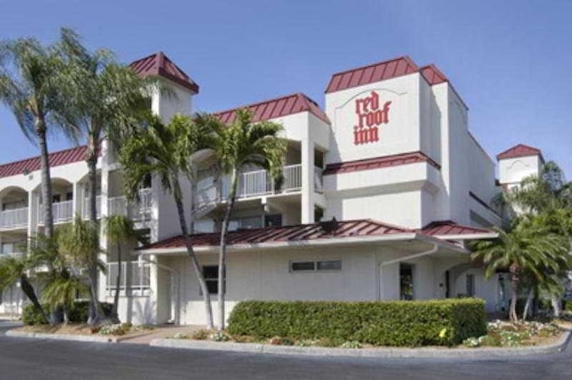 Gallery - Red Roof PLUS+ & Suites Naples