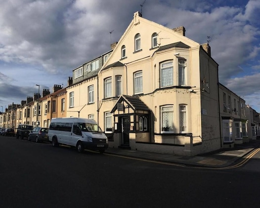 Gallery - Oyo Tudor Lodge - Redcar Beach
