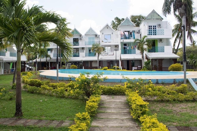 Gallery - La Joliette Bungalow - Opposite Pereybere Beach