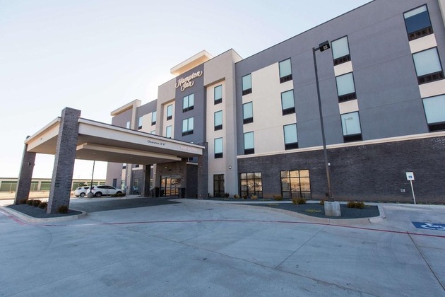 Gallery - Hampton Inn Mustang