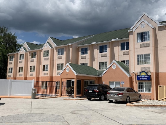 Gallery - Days Inn & Suites By Wyndham Tampa Raymond James Stadium