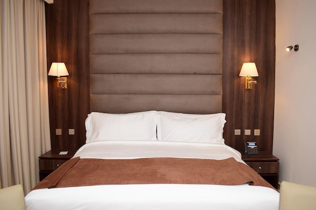 Gallery - Monty Suites & Golf