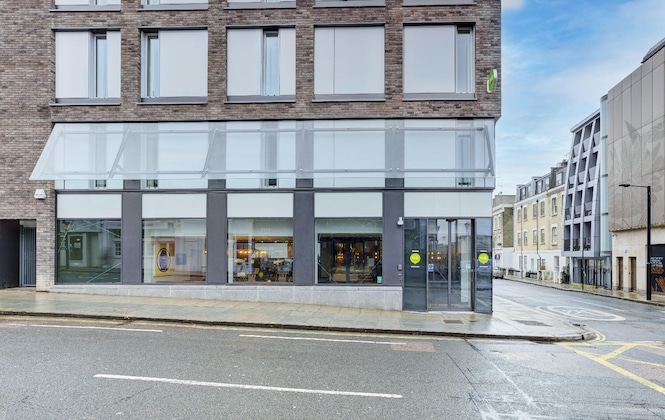 Gallery - Premier Inn London West Brompton