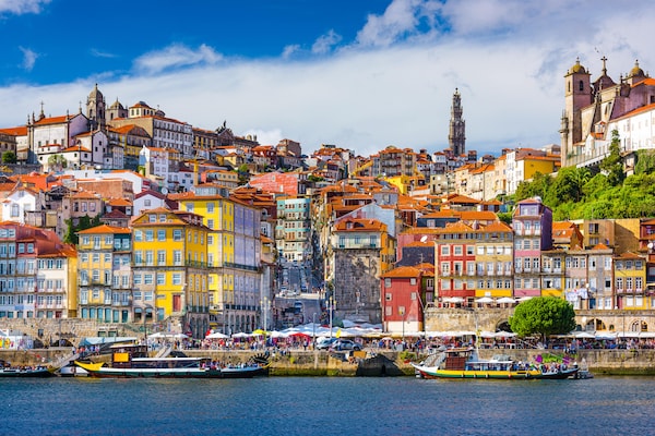 O essencial de Porto visitando os locais emblemáticos com hotel e uma excursão incluída