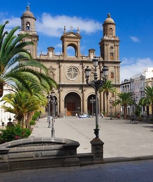 Catedral de Santa Ana e o histórico bairro de Vegueta
