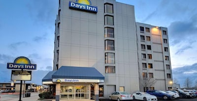 Days Inn by Wyndham Niagara Falls Near The Falls