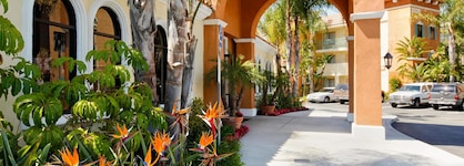 Cortona Inn & Suites Anaheim Resort
