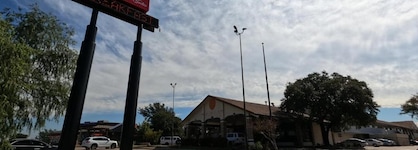 Red Roof Inn & Suites Irving - Dfw Airport South