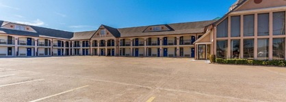 Econo Lodge Inn & Suites