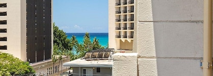 Castle Bamboo Waikīkī Hotel