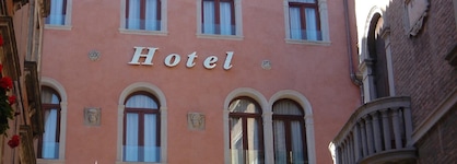 Hotel A La Commedia