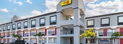 Super 8 By Wyndham Orlando Near Florida Mall